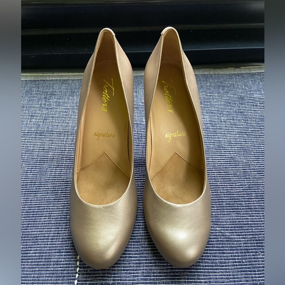 Gigi size 9 gold pumps new without tags - Picture 5 of 10